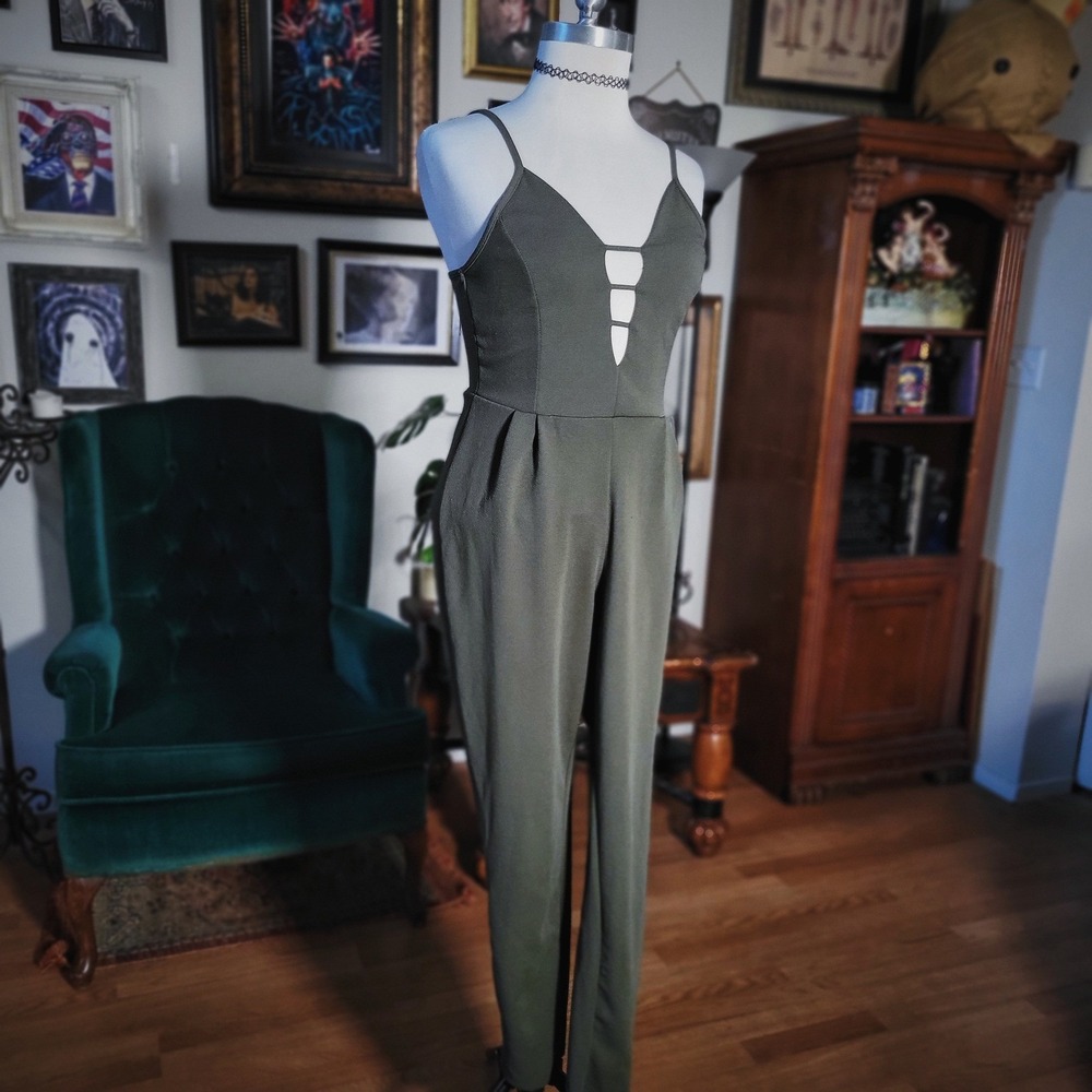 French Atmosphere Jumpsuit Olive Green Cut Out V-Neck Sleeveless Romper Size M‎